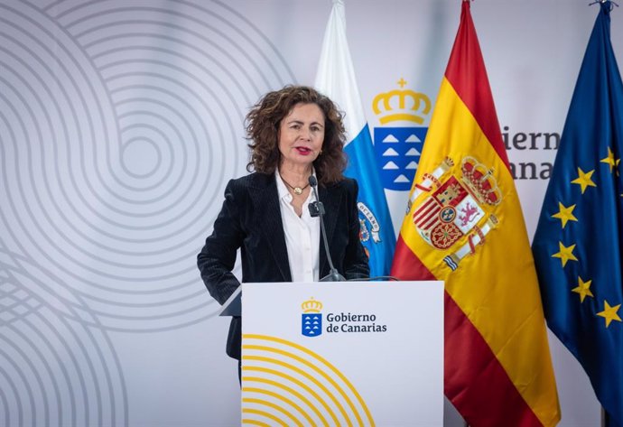 Archivo - La consejera de Hacienda y Relaciones con la Unión Europea del Gobierno de Canarias, Matilde Asián