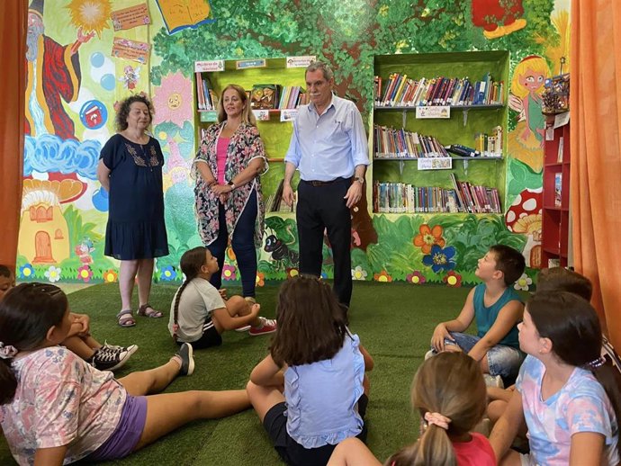 El delegado de Desarrollo Educativo y Formación Profesional de la Junta en Córdoba, Francisco José Viso, asiste a un taller de Refuerzo Estival el pasado año.