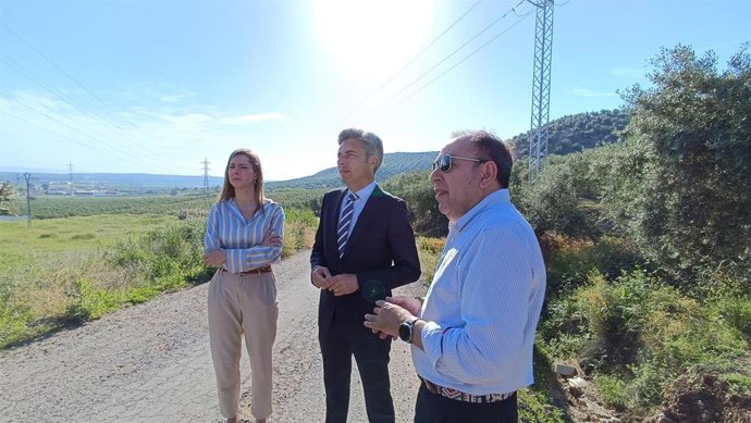 El vicepresidente primero y delegado de Infraestructuras, Sostenibilidad y Agricultura de la Diputación, Andrés Lorite (centro), en Villa del Río.