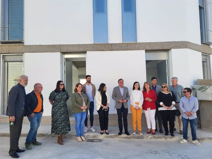 Autoridades en la recepción de las viviendas en Villafranca de Córdoba.