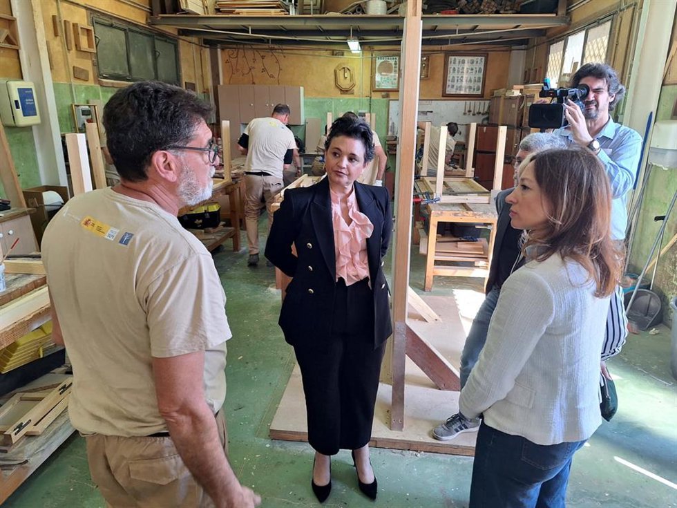 La delegada del Gobierno andaluz en Málaga, Patricia Navarro, visita cursos de formación en la Casilla del Viento de Torremolinos, con la alcaldesa, Margarita del Cid.