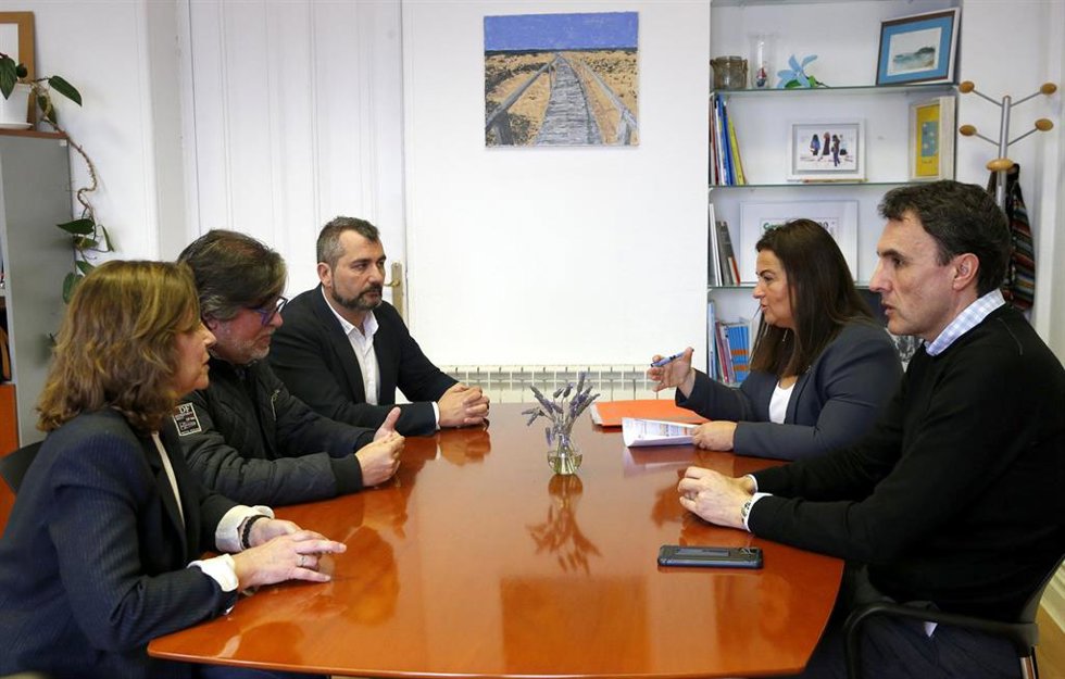 La consejera de Inclusión Social, Juventud, Familias e Igualdad, Begoña Gómez del Río, se reúne con Cruz Roja con motivo de la concesión de ayudas de emergencia.