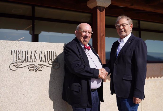 El presidente del Grupo Terras Gauda, José María Fonseca, y el presidente de Bodegas Gargalo, Roberto Verino.