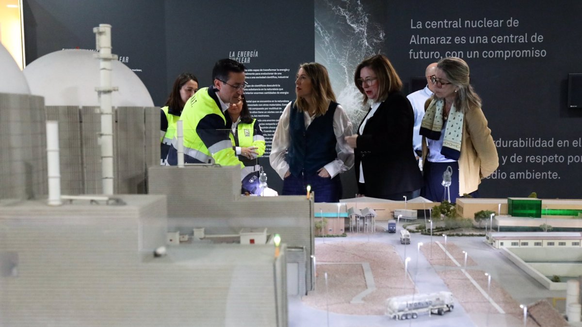 La presidenta de la Junta visita la Central Nuclear de Almaraz (Cáceres) en defensa de la continuidad de su operación