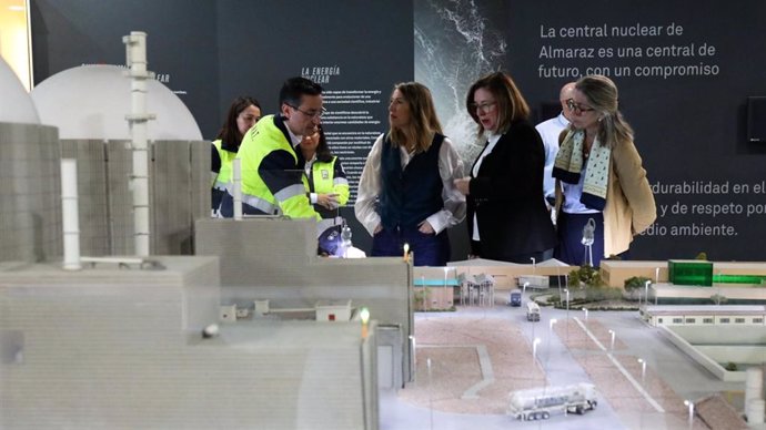 La presidenta de la Junta de Extremadura, María Guardiola, en su visita a la Central Nuclear de Almaraz