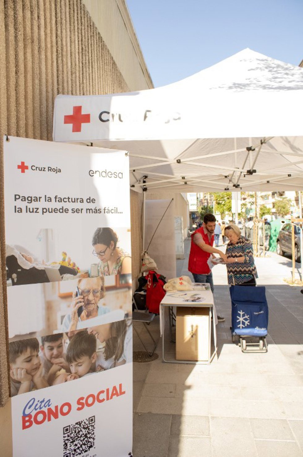 Endesa lanza en Granada con Cruz Roja la campaña 'Cita bono social'
