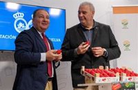 Diputación de Huelva se suma a la campaña #yocomofresasdehuelva que pone en valor su consumo saludable