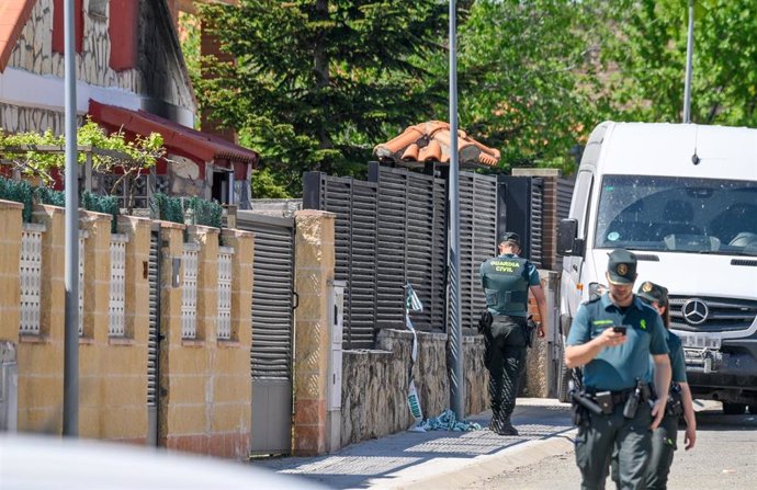 Agentes de la Guardia Civil en la vivienda donde se produjo el triple crime en Chiloeches, Guadalajara
