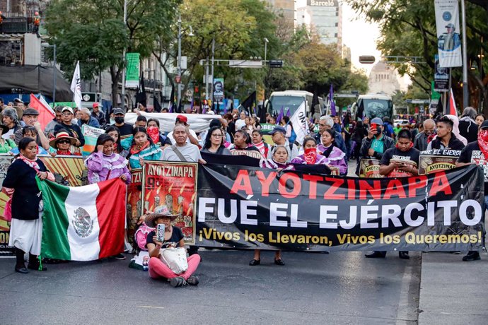 Archivo - January 26, 2024, Mexico City, Munich, Mexico: January 26, 2024, Mexico City, Mexico: The mothers and fathers of the 43 students from the Ayotzinapa Normal School participate in the CXII Global Action for Ayotzinapa and Mexico in a march and ral