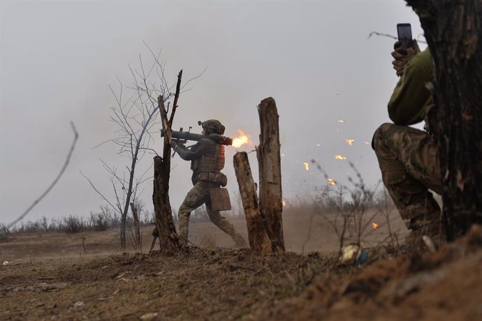 Archivo - March 7, 2024, Bakhmut, Donetsk Oblast, Ukraine: ZHENYA, a Ukrainian soldier, fires a hornet system at Russian lines a few hundred meters away. Russian infantry positions are 100m away from Ukrainian lines.,Image: 854738281, License: Rights-mana