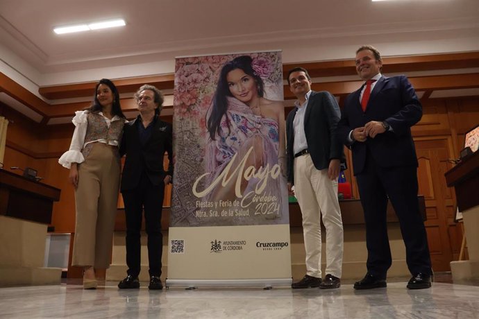 Presentación del cartel anunciador del Mayo festivo, obra del cordobés Fernando García Herrera, con su esposa, María José Vázquez, de raíces mexicanas, como modelo, junto a los colores y motivos florales de la época y un mapa con parte del casco histórico