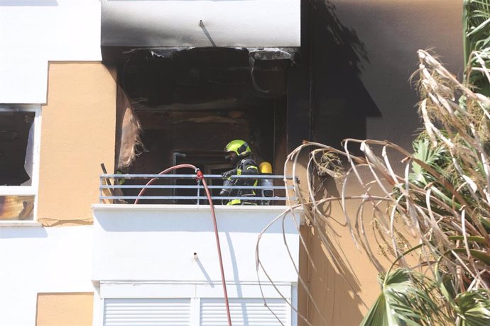 Archivo - Efectivos de los bomberos en el incendio en una vivienda de la barriada de la Paz de Cádiz. ARCHIVO.