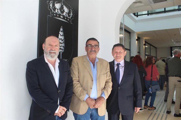 Cipriano Huertas, primero por la derecha, en el acto de inauguración de la ampliación y reforma de la Casa Consistorial.