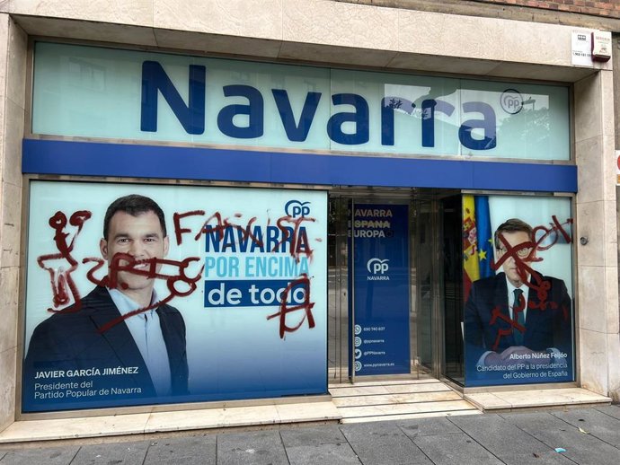 Pintadas en la sede del PP en Pamplona.