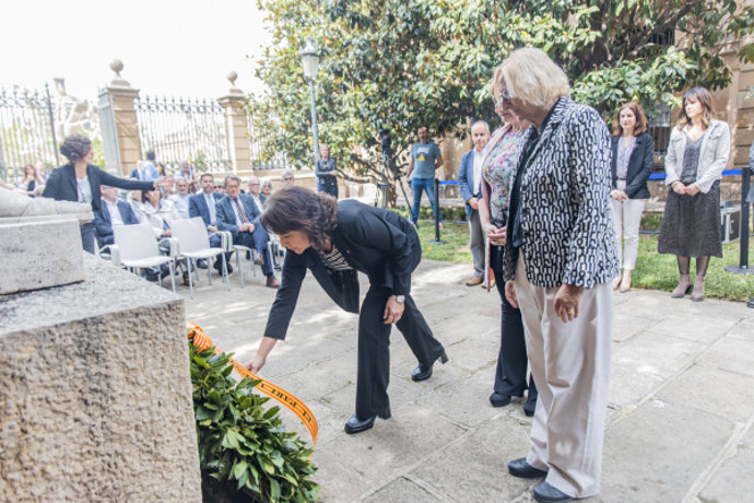 La presidenta del Parlament, Anna Erra, en el homenaje a víctimas del franquismo