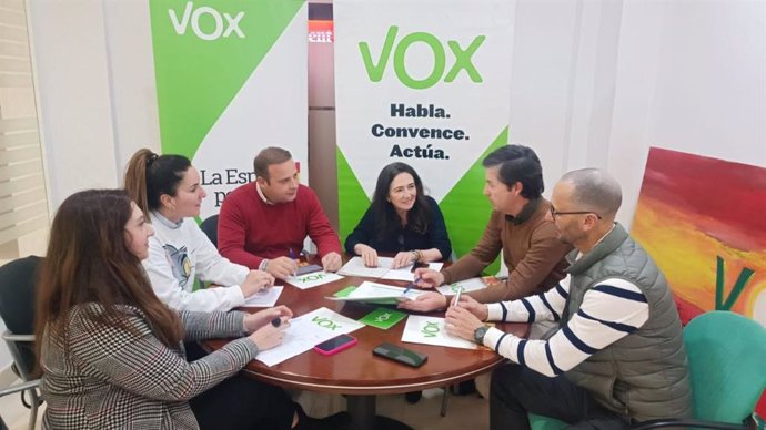 La presidenta provincial de Vox en Huelva, María López, en una reunión con otros miembros de la formación.