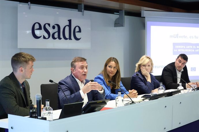 (I-D) El estudiante del Master of Science in Business Analytics de Esade, y Joan Solé; el profesor del Departamento de Operaciones, Innovación y Data Sciences de Esade, Esteve Almirall; la eurodiputada Susana Solís; la eurodiputada Pilar Castillo; y el re