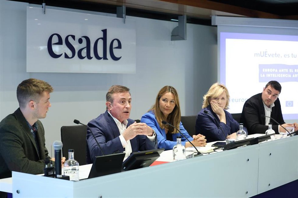 (I-D) El estudiante del Master of Science in Business Analytics de Esade, y Joan Solé; el profesor del Departamento de Operaciones, Innovación y Data Sciences de Esade, Esteve Almirall; la eurodiputada Susana Solís; la eurodiputada Pilar Castillo; y el 