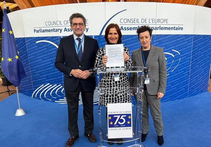 La diputada Luz Martínez Seijo con la declaración del Consejo de Europa contra las leyes antimemoria de PP y Vox