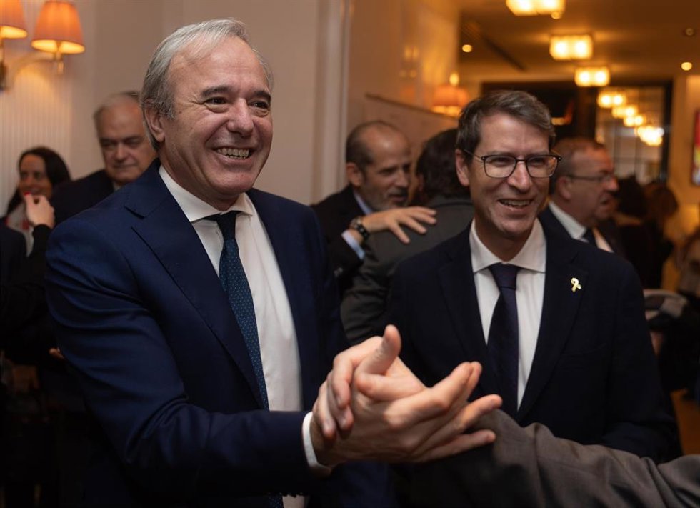 Archivo - El presidente de Aragón, Jorge Azcón (i) y el presidente de La Rioja, Gonzalo Capellán (d), a su llegada a un Desayuno Informativo de Europa Press, en el Hotel Rosewood Villa Magna, a 8 de enero de 2024, en Madrid (España). Alfonso Rueda fue a