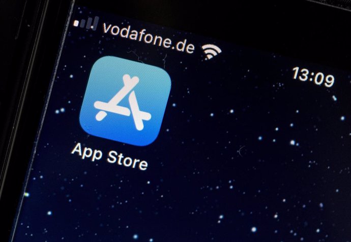 Archivo - FILED - 02 May 2021, Berlin: The Apple App Store logo can be seen on an iPhone's screen. Apple has decided to embrace gaming emulation apps, a move which is perceived as a preemptive measure to retain users amidst the EU's ruling mandating the a