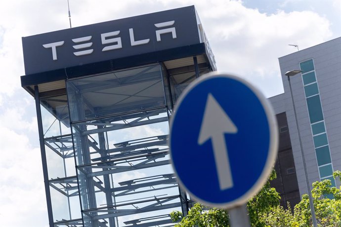 Tesla planea recortar más del 10% de su plantilla laboral a nivel global debido a la "duplicación de roles y funciones laborales en ciertas áreas" según un mail del director general de la empresa, Elon Musk, enviado a sus empleados.