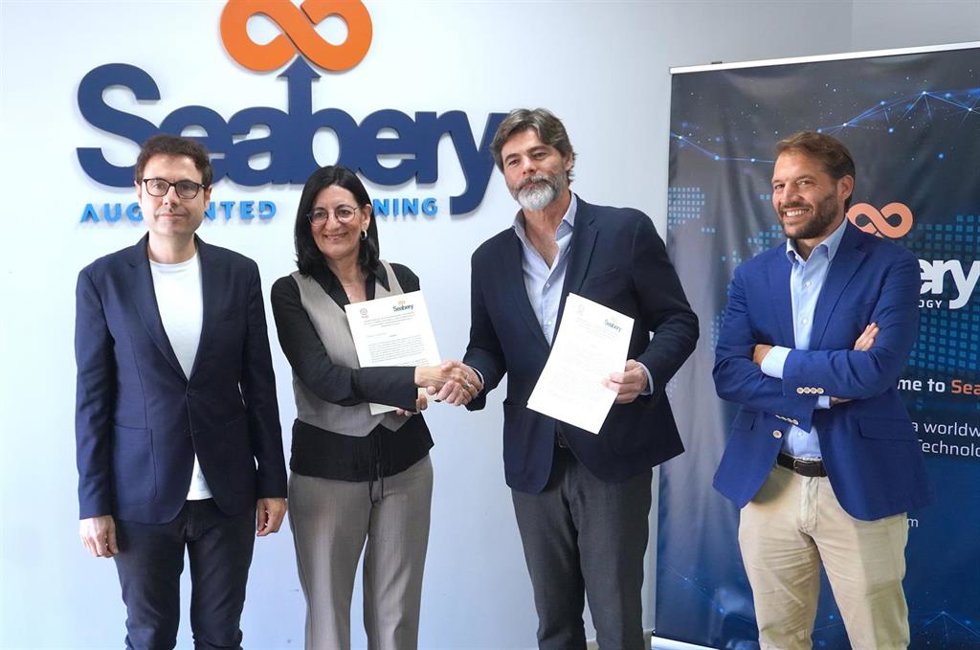 La rectora de la Universidad de Huelva, María Antonia Peña, y el presidente ejecutivo y fundador de Seabery, Basilio Marquínez García, durante la firma del convenio.
