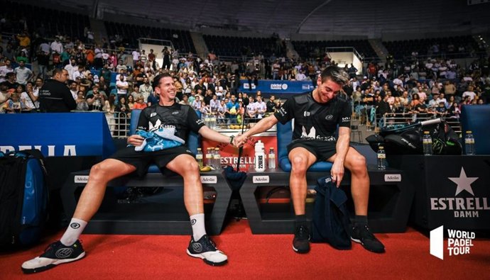 Archivo - Paquito Navarro (izquierda) y Martín Di Nenno , en un partido de pádel.