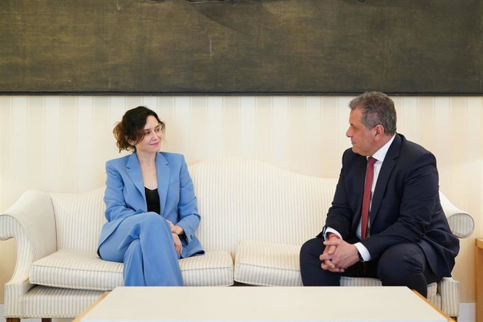 La presidenta de la Comunidad de Madrid, Isabel Díaz Ayuso, recibe en la Real Casa de Correos, sede del Ejecutivo autonómico, al alcalde de Parla, Ramón Jurado