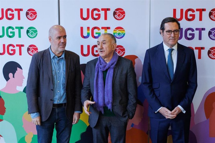Archivo - (I-D) El secretario general de CCOO, Unai Sordo; el secretario General de UGT, Pepe Álvarez; y el presidente de la CEOE, Antonio Garamendi. 