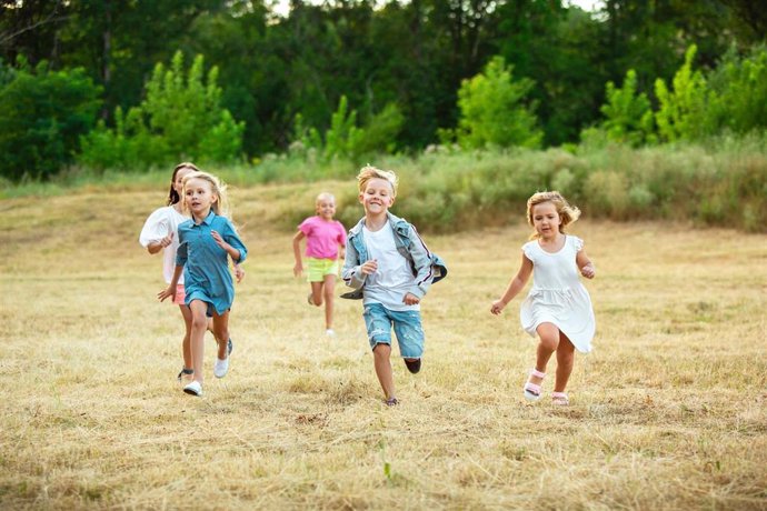 Archivo - Imagen de niños corriendo.