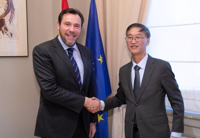 El ministro Óscar Puente junto al embajador chino, Yao Jing