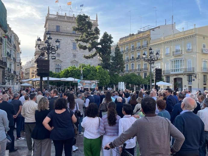 Archivo - Concentración de Juristes Valencians en la plaza de la Virgen