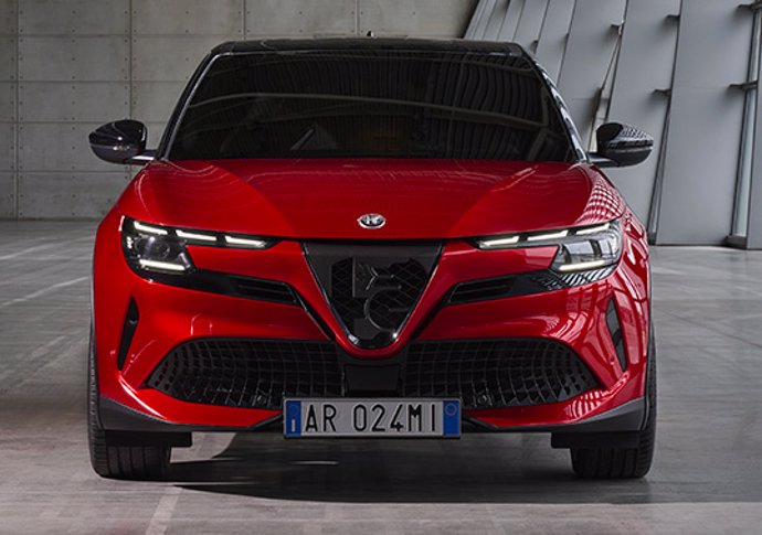 Alfa Romeo cambia el nombre de su SUV 'Milano' a 'Junior' tras controversia con el Gobierno italiano.