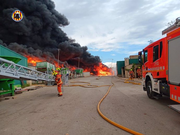 Incendi en la planta de reciclatge de Sant Antonio de Requena