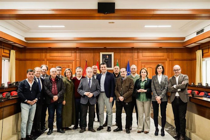 El Salón de Plenos del Ayuntamiento de Córdoba acoge una reunión de la Mesa de Polígonos de la Confederación de Empresarios (CECO) y representantes municipales de las áreas con responsabilidades en los polígonos industriales.