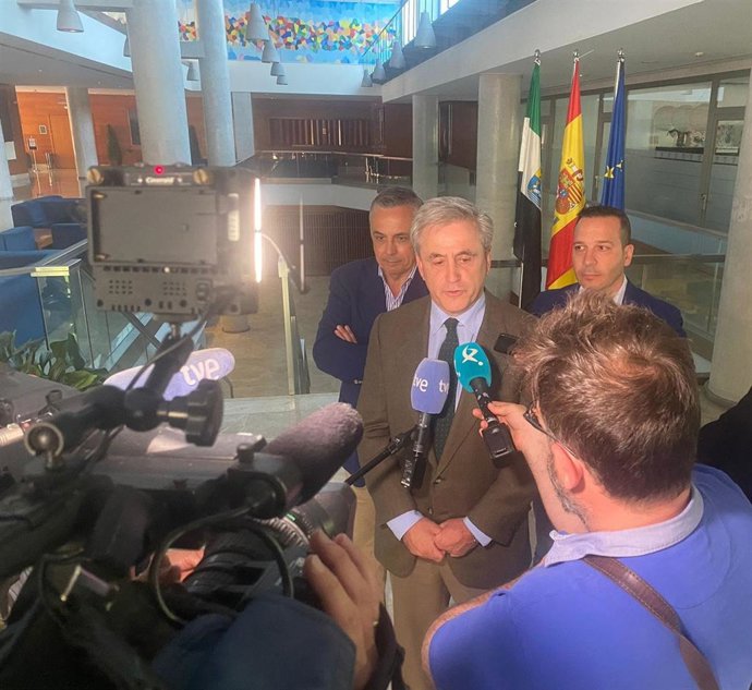 El consejero de Gestión Forestal y Mundo Rural de la Junta de Extremadura, Ignacio Higuero, en declaraciones a los medios en Cáceres con motivo de una charla sobre las "mentiras" del Pacto Vercde