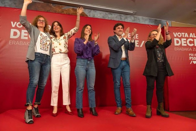 El candidato del PSE a lehendakari, Eneko Andueza, ha participado en un acto político sobre igualdad en Vitoria-Gasteiz