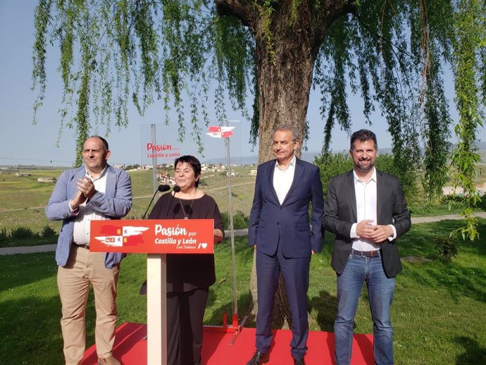 Los socialistas  José Luis Aceves y Clara Luquero junto al expresidente del Gobierno José Luis Rodríguez Zapatero y el secretario general del PSOE en Castilla y León, Luis Tudanca, en Segovia.