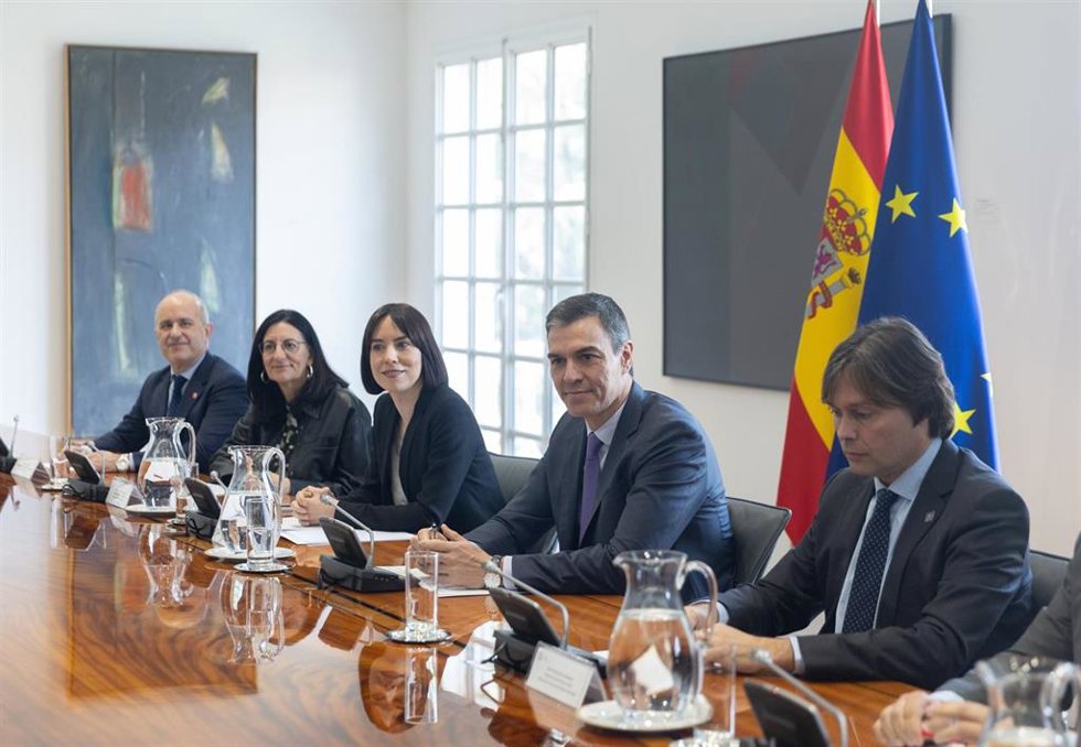Archivo - La ministra de Universidades, Ciencia e Innovación, Diana Morant (3i); el presidente del Gobierno, Pedro Sánchez (4i) y el vocal de la Junta Rectora CRUE y rector de la universidad Pablo de Olavide, Francisco Oliva Blázquez (5i), durante un en