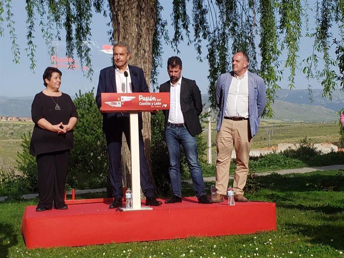 El expresidente del Gobierno José Luis Rodríguez Zapatero en la inauguración de la Galería Fotográfica Histórica del PSOE.