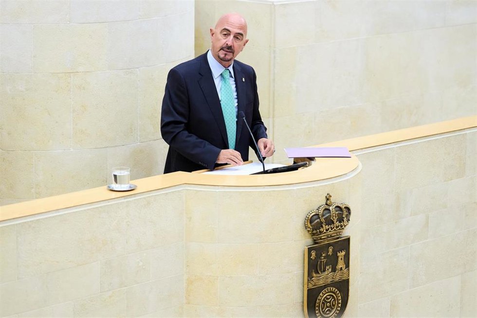 Archivo - El consejero de Salud del Gobierno de Cantabria, César Pascual, en el Pleno del Parlamento