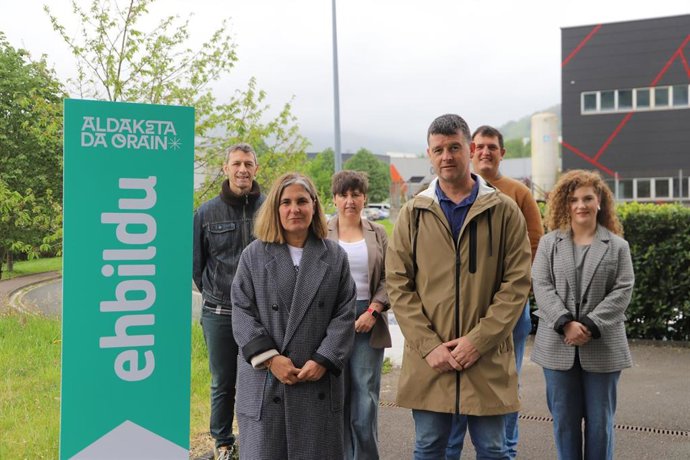 La cabeza de lista por Gipuzkoa, Nerea Kortajarena, y candidatos de EH Bildu