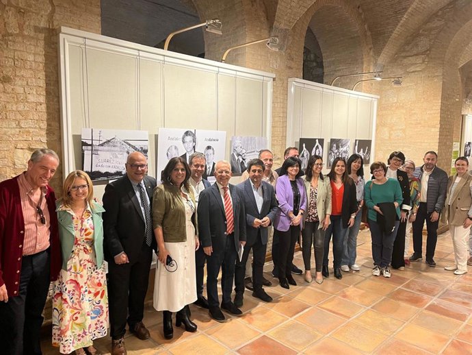 Foto de familia de las autoridades presentes en la inauguración de la muestra fotográfica.