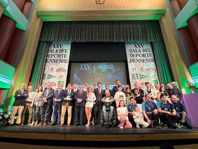 Foto de familia de autoridades y premiados en la XXV Gala del Deporte Jiennense.