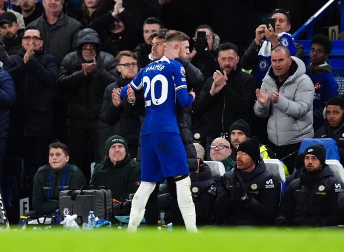 15 April 2024, United Kingdom, London: Chelsea's Cole Palmer gets a hug from manager Mauricio Pochettino as he is subbed during the English Premier League soccer match between Chelsea and Everton at Stamford Bridge. Photo: John Walton/PA Wire/dpa