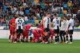 Foto: El jugador de la Roma Evan Ndicka recibe el alta tras desplomarse en pleno partido