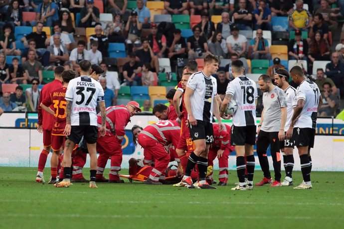 14 April 2024, Italy, Udine: Rome's Evan Ndicka (C) is prepared for evacuation by paramedics after a medical emergency during the Italian serie A soccer match between Udinese Calcio and AS Rom at Bluenergy Stadium. Photo: Andrea Bressanutti/LaPresse via Z