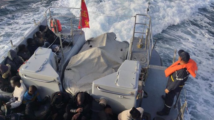 Una patrulla de la Marina Real de Marruecos realizando una operación de rescate de migrantes