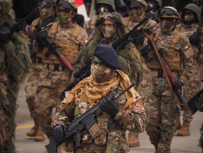 Archivo - Militares peruanos durante un desfile